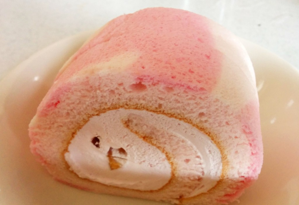 うさぎちゃんの苺ロールケーキ
