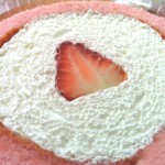 甘い苺のロールケーキ